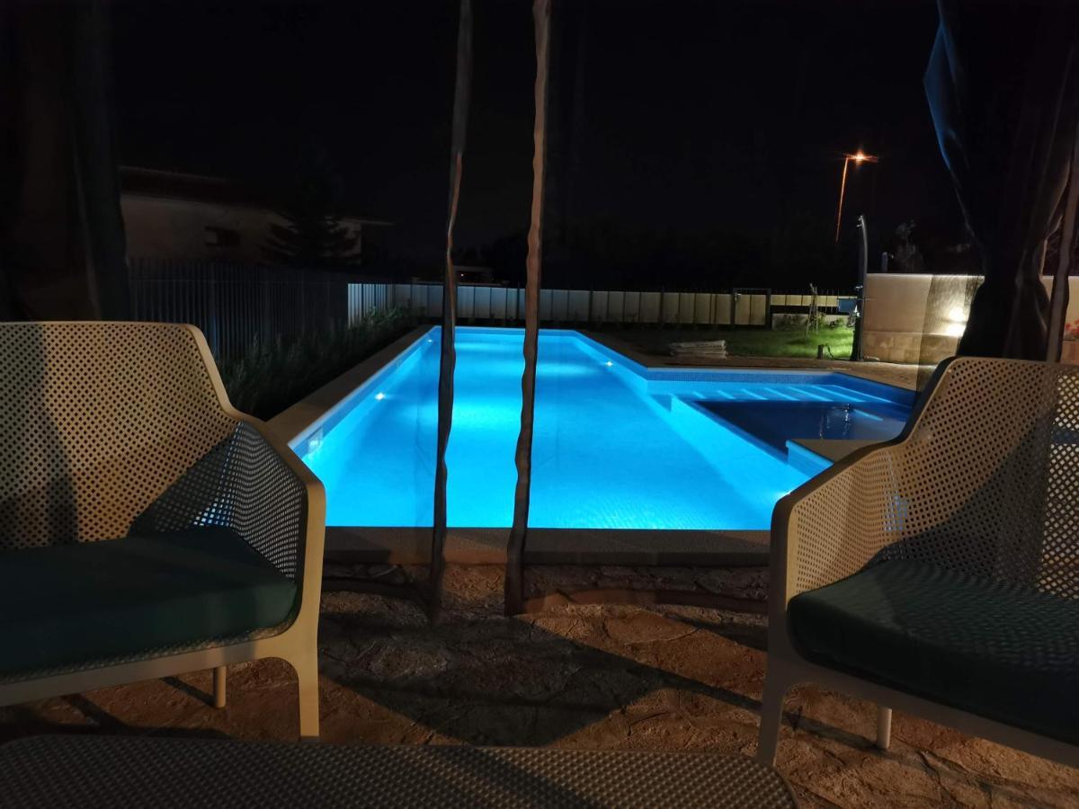 Villa Mater - Luxuriously Equipped Villa With A 15M Long Swimming Pool Zrnovnica Exterior photo