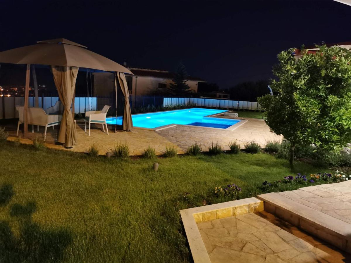 Villa Mater - Luxuriously Equipped Villa With A 15M Long Swimming Pool Zrnovnica Exterior photo