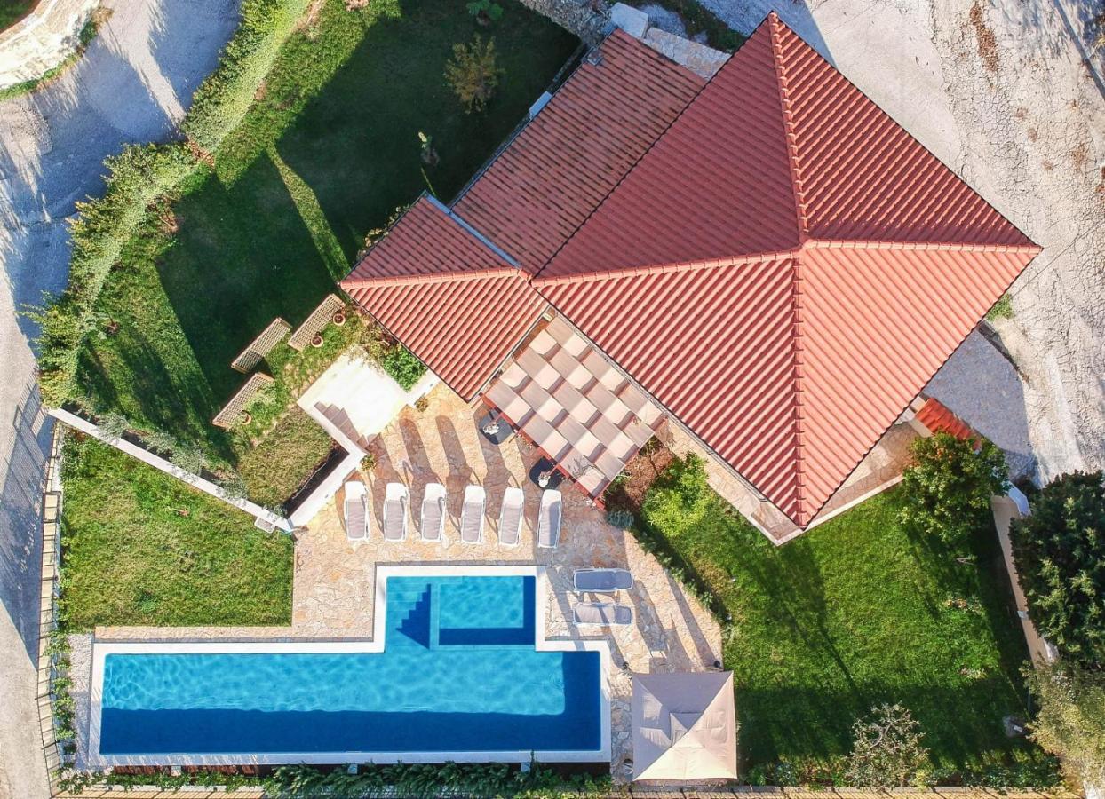 Villa Mater - Luxuriously Equipped Villa With A 15M Long Swimming Pool Zrnovnica Exterior photo