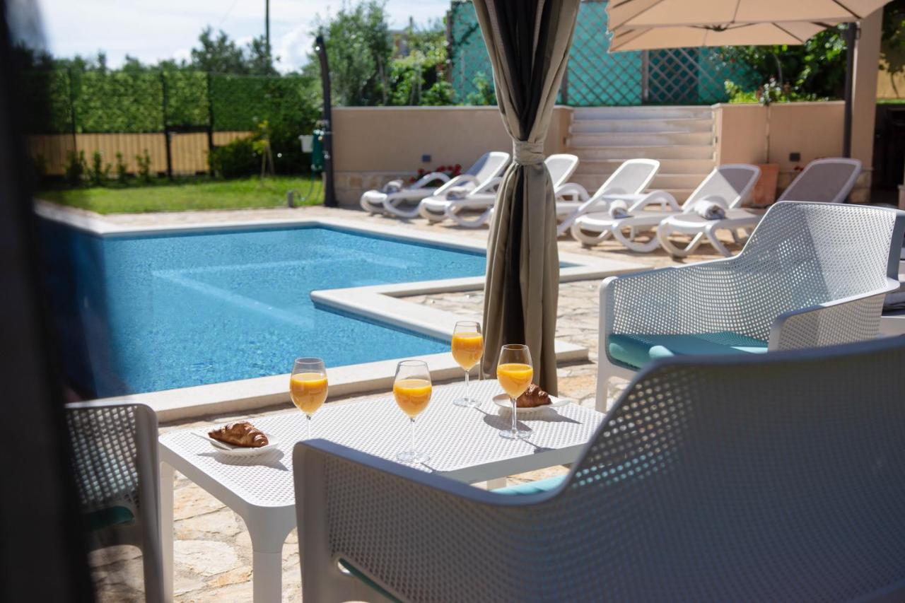 Villa Mater - Luxuriously Equipped Villa With A 15M Long Swimming Pool Zrnovnica Exterior photo