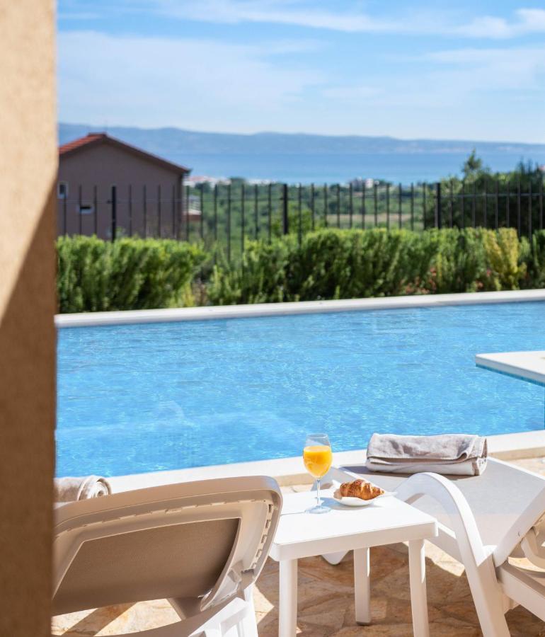 Villa Mater - Luxuriously Equipped Villa With A 15M Long Swimming Pool Zrnovnica Exterior photo