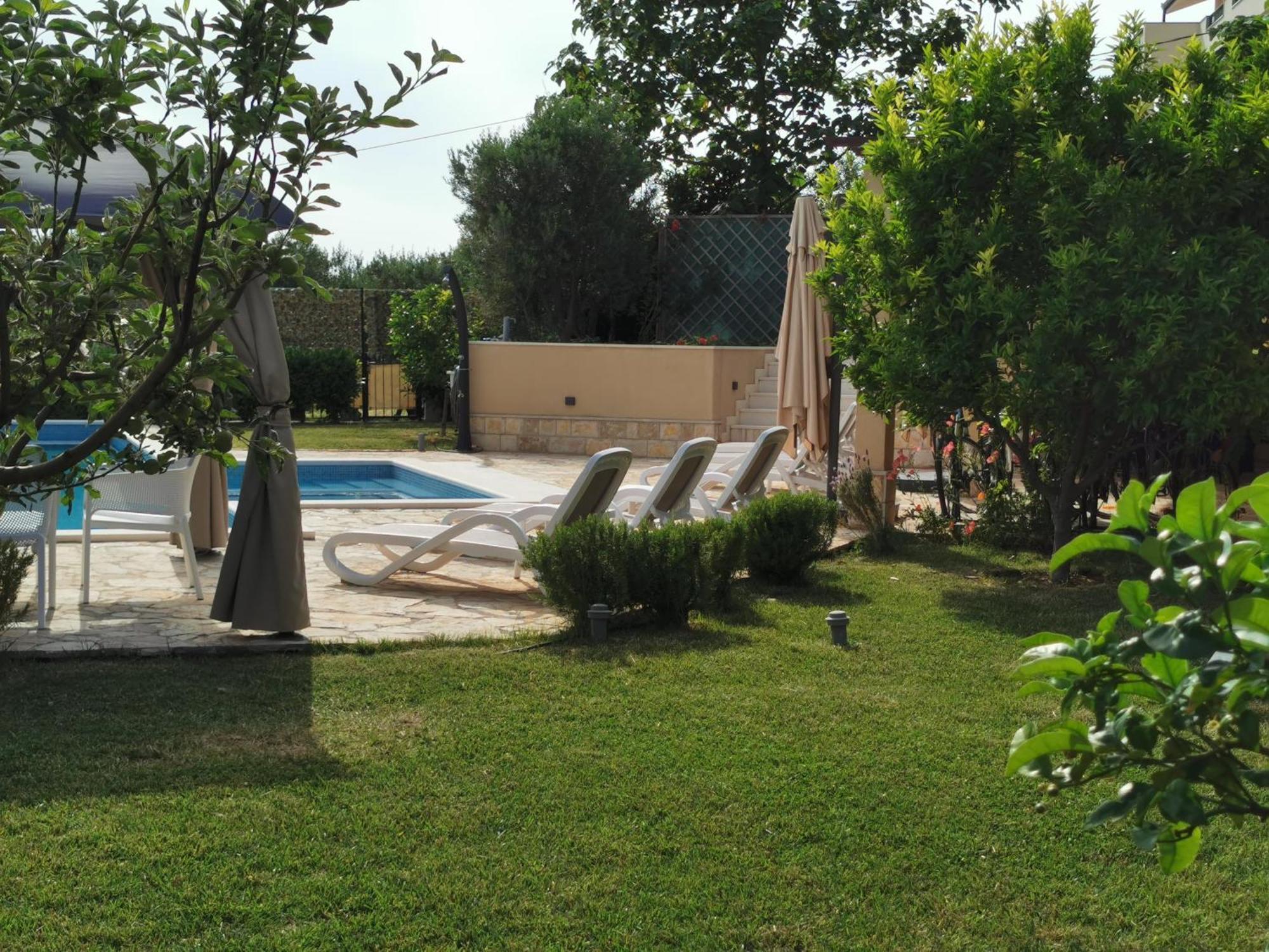 Villa Mater - Luxuriously Equipped Villa With A 15M Long Swimming Pool Zrnovnica Exterior photo