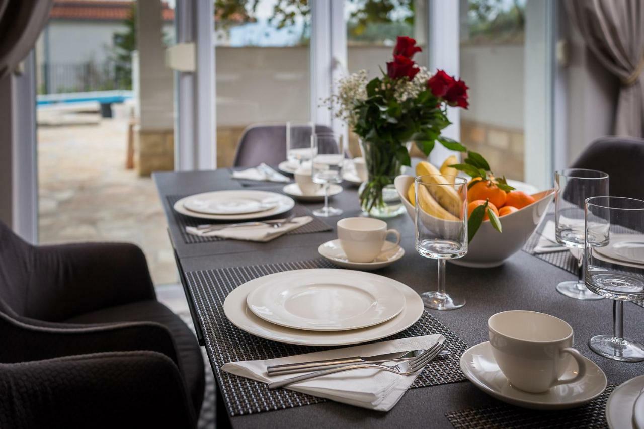 Villa Mater - Luxuriously Equipped Villa With A 15M Long Swimming Pool Zrnovnica Exterior photo