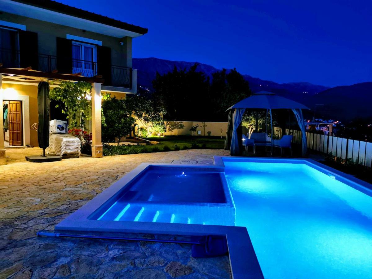 Villa Mater - Luxuriously Equipped Villa With A 15M Long Swimming Pool Zrnovnica Exterior photo