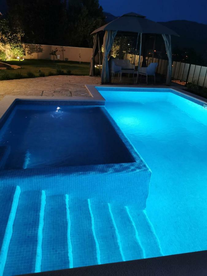 Villa Mater - Luxuriously Equipped Villa With A 15M Long Swimming Pool Zrnovnica Exterior photo